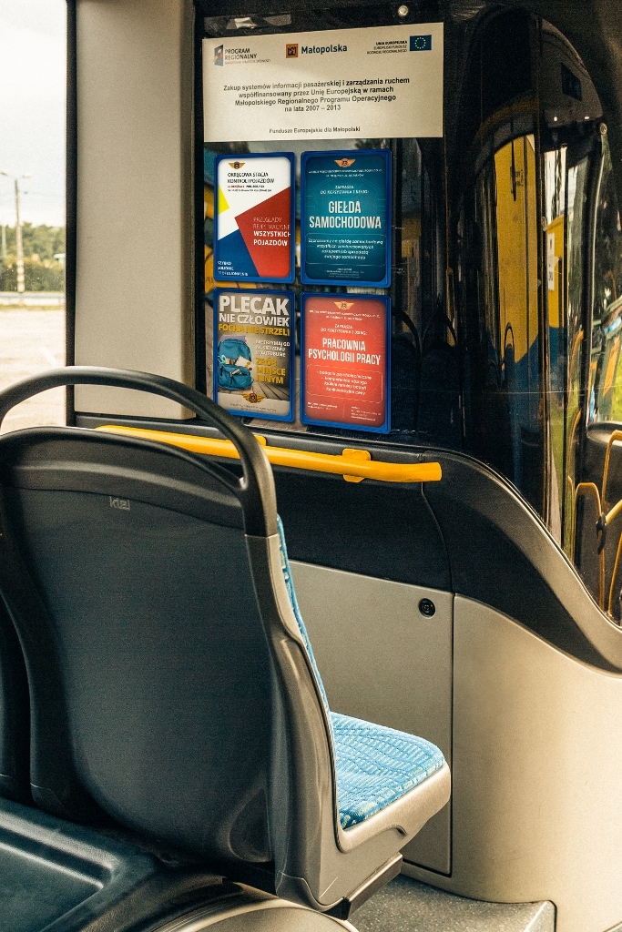 Reklama plakatowa wewnątrz autobusu